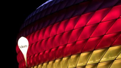 Archivbild: Sven Hoppe
Die Allianz Arena leuchtet in den Farben Schwarz, Rot und Gold.