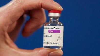Symbolbild: Russell Cheyne/PA Wire/dpa
Eine Ampulle des Corona-Impfstoffs der Universität Oxford und des Pharmakonzerns Astrazeneca.