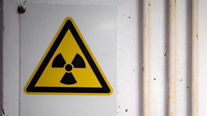 Bild: Sina Schuldt
Der Warnhinweis "Radioaktiv" hängt am Eingang vom Transportbehälterlager im atomaren Zwischenlager in Gorleben. Wo der Atommüll endgelagert wird, ist noch unklar. In Oberfranken wird es sein, meint der Geologe Andreas Peterek.
