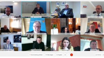 Archivbild: Landratsamt Amberg-Sulzbach
Die Oberpfälzer Landräte und Oberbürgermeister tagten während der Pandemie bereits per Video-Konferenz. Eine Änderung der Landkreisordnung erlaubt nun auch Kreistags- oder Ausschusssitzungen als Mischform zwischen Präsenz und Video-Zuschaltung.