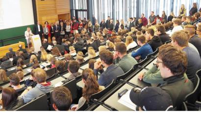 Archivbild: Bühner
So voll war's noch bei der Erstsemester-Feier im Wintersemester 2018/19: Nicht nur bei Feiern werden nach Corona die Hörsäle wieder voll sein.