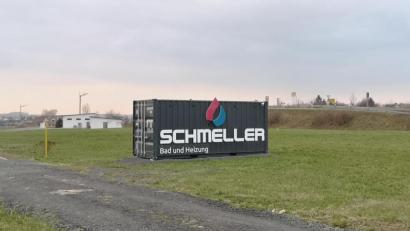 Bild: lnz
Ein Baucontainer der Waldsassener Firma Schmeller Bad und Heizung (Felix und Norbert Schmeller) steht schon seit einigen Wochen auf dem rund 10 000 Quadratmeter großen Grundstück im Mitterteicher Gewerbegebiet Kreuzäcker, wo das Unternehmen ein großes Neubauprojekt verwirklichen will. Links dahinter die Rettungswache des BRK und rechts der Kreisverkehr, der zur Tirschenreuther Straße führt.