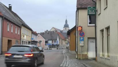 Bild: lnz
Ein mobiles Tempomessgerät ist in der Vorstadt in Mitterteich jetzt stadteinwärts installiert worden. Zuvor war es auf der gegenüberliegenden Straßenseite im Einsatz. Bürgermeister Stefan Grillmeier teilte im Stadtrat mit, dass in diesem auf Tempo 30 beschränkten Bereich demnächst auch öfter geblitzt wird.