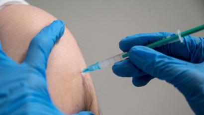 Bild: Marijan Murat/dpa
Rund 1460 von insgesamt 1952 Mitarbeitern des Klinikums Amberg sind geimpft oder haben einen Schutz vor einer Infektion, da sie bereits eine Infektion durchgemacht haben.