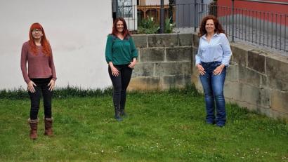 Bild: ubb
Kerstin Graf, Leiterin Jessika Wöhrl-Neuber und Deborah Bregler (von rechts) warten darauf, dass im Familienzentrum „Mittendrin“ in Kemnath halten mit kreativen Online-Auftritten die Kontakte zu den Familien und Netzwerkpartnern.