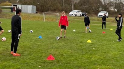 Bild: Fachtan/exb
Seit Montag dürfen die Nachwuchskicker des DFB-Stützpunktes Poppenreuth wieder trainieren. Nach fünfeinhalb Monaten Paus steht das Techniktraining mit entsprechendem Abstand im Fokus.