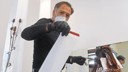 Bild: Gabi Schönberger
Mit haarigen Angelegenheiten kennt sich Friseurmeister Armin Sengenberger bestens aus. Nur die Corona-Regeln, die sich immer wieder ändern, sind trotzdem nicht leicht für den Neustädter Geschäftsmann und seine Kollegen zu handhaben.