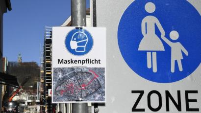 Symbolbild: Petra Hartl
Schilder weißen auf die Maskenpflicht in der Amberger Altstadt hin.