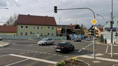Bild: lnz
Auf den schlechten Zustand der Färberbrücke und der Fahrbahn auf der darüber liegenden Ampelkreuzung hat die SPD-Fraktion im Mitterteicher Stadtrat hingewiesen. Sie fordert vom zuständigen Straßenbauamt eine baldige Sanierung und die Schaffung eines Kreisverkehrs.