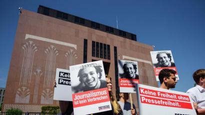 Archivbild: Gregor Fischer, dpa
Juli 2018 in Berlin: Mitarbeiter und Aktivisten von Reporter ohne Grenzen demonstrieren mit Plakaten vor der ägyptischen Botschaft für die Freilassung eines in Ägypten inhaftierten Fotojournalisten. Reporter ohne Grenzen dokumentiert Verstöße gegen die Presse- und Informationsfreiheit weltweit.