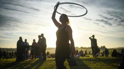 Bild: Ben Birchall/dpa
HulaHoop entwickelte sich im letzten Jahr zur absoluten Trendsportart. Obwohl Kolumnistin Lena Schulze nicht jeden Trend mitmacht, kam sie an dem "hulern" nicht vorbei.