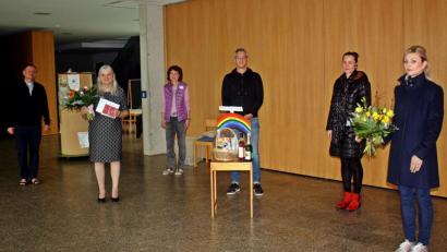Bild: R. Kreuzer
Den neuen Leiter des Kinderhauses Patrick Schu (Dritter von rechts) begrüßen (von links) Pfarrer Peter Brolich, Vorgängerin Elisabeth Melzner, Christa Deubzer, Gloria Görner-Degasperi und Daniela Tubifato.