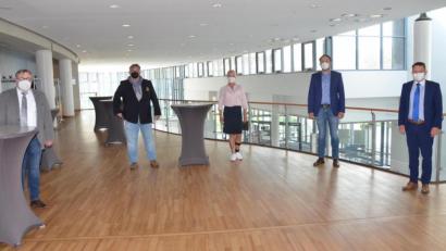 Bild: Kunz
Sozialdezernent Wolfgang Hohlmeier (links) mit dem neugewählten Vorsitzenden des Seniorenbeirats, Peter Klein, Stellvertreterin Sonja Rummler, dem Leiter des Amtes für soziale Dienste Michael Trummer und Oberbürgermeister Jens Meyer.