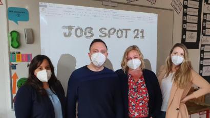 Bild: Biczysko/fph
Das Organisationsteam von „Job-Spot“ (von rechts): Jennifer Rademacher, Konrektorin Sabine Meyer-Hofmann, Thorsten Legath und Iris Reber. Es fehlen Udo Zinßer, Jürgen Winkler und Michael Dykta.
