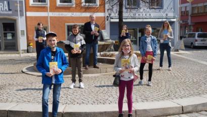 Bild: wel
Konrektor Rudi Schneider (Mitte) und einige Fünftklässler lösen ihre Gutscheine zum "Welttag des Buches" bei Heike Hagl (rechts) in der Buchhandlung Blenz ein.