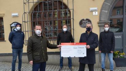 Bild: dob
Sparkassenvorstandsvorsitzender Gerhard Hösl (vorne, links) und Bürgermeister Andreas Wutzlhofer (vorne, rechts) eröffneten den diesjährigen Spendenreigen der Vereinigten Sparkasse und bedachten diesmal die heimische Kulturszene (von links) um Heiner Reber (LTO), Gerald Grosser (VFV) und Hannes Gilch (MiVoh). Ihre Gemeinschaften erhalten jeweils 1000 Euro.