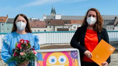 Bild: Andreas Rewitzer/DAK/exb
Seit 25 Jahren ist Nicole Meindl (links) Gesundheitsexpertin in Weiden. Caroline Schießl gratuliert.
