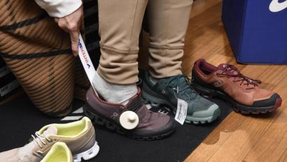 Bild: Petra Hartl
Schuhe im Geschäft anprobieren? Diese Woche geht das in Amberg, aktuell ist hier "Click & Meet" erlaubt: Die Kunden dürfen mit Anmeldung, FFP2-Maske und negativem Coronatest in die Geschäfte.