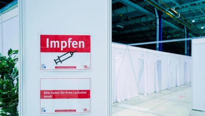 Symbolbild: Uwe Anspach/dpa
Für Geimpfte und für Genesene könnte es Ausnahmen von den Kontakt- und Ausgangsbeschränkungen geben.