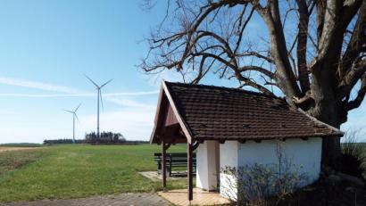 Bild: ll
Die kleine Kapelle bei Hagenohe wirkt aus der Nähe etwas renovierungsbedürftig. Möglicherweise wird sich wegen ihr aber eine Freiflächen-Photovoltaikanlage nicht in der geplanten Größe verwirklichen lassen. In diesem Bereich des Gemeindegebiets sind bereits zwei Windräder entstanden.
