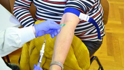 Archivbild: kaz
Startschuss für die dritte Runde der Corona-Antikörper-Studie in Kreis Tirschenreuth. In der Turnhalle St. Peter in Tirschenreuth gibt eine Studienteilnehmerin eine Blutprobe ab.