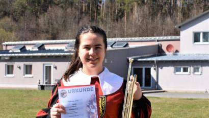 Bild: rgr
Katharina Eibel erhält das silberne Musikerleistungsabzeichen des Nordbayerischen Musikbundes