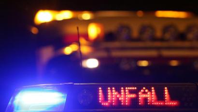 Symbolbild: Malte Christians/dpa
Ein Polizeiwagen steht mit eingeschaltetem Blaulicht an einer Unfallstelle. Auf der A3 im Landkreis Regensburg hat sich ein schwerer Unfall ereignet.