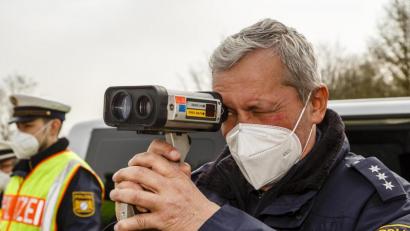 Bild: Hösamer
Hauptkommissar Gerhard Richter bedient die Laserpistole bei der "Blitzmarathon"-Kontrolle am Mittwoch an der Schwandorfer Grünwaldkreuzung.