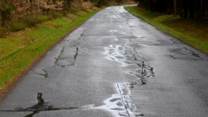 Bild: fsb
Im Waldstück zwischen Enzenrieth und Irchenrieth ist die Gemeindeverbindungsstraße besonders sanierungsbedürftig.