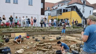 Bild: Petra Hartl
Das Interesse an den Ausgrabungen auf dem Bürgerspital-Gelände in der Altstadt war enorm. Mathias Hensch (rechts) führte mehrere Gruppen über das Areal – dieses Bild entstand im August 2017.