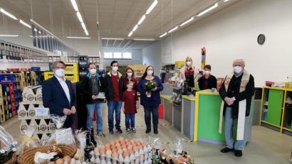 Bild: gz
Im Beisein der Familie Beer, der Verkäuferinnen und Bürgermeister Reiner Gäbl (li) segnet Pfarrer Erwin Bauer (re) den Getränkemarkt und alle Beschäftigten.