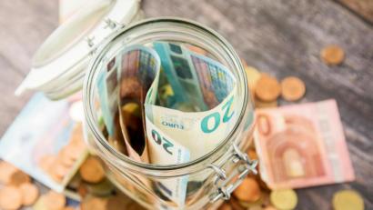 Bild: Christin Klose/dpa
Wer sich auf seine erste richtige Arbeitsstelle bewirbt, muss sich finanziell nicht abspeisen lassen.