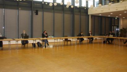 Die Lautsprecheranlage in der Stadthalle (oben halblinks) sorgt dafür, dass jeder gut mitbekommt, worüber am Abend debattiert wird. Die Akustik hat aber auch einen Nachteil, ließ Bürgermeister Johannes Reger in der Stadtratssitzung anklingen.