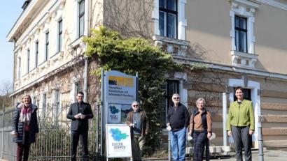 Bild: Gerhard Götz
Kunst lebt von der öffentlichen Wahrnehmung. Dafür werben Elke Horsch Vorstandsmitglied im Förderverein Oberpfälzer Künstlerhaus, Landrat Thomas Ebeling, die Austauschkünstler Reinhard Roy und István Haász sowie dritte Bürgermeisterin Marion Juniec-Möller und Künstlerhaus-Leiterin Christina Lanzl (von links).