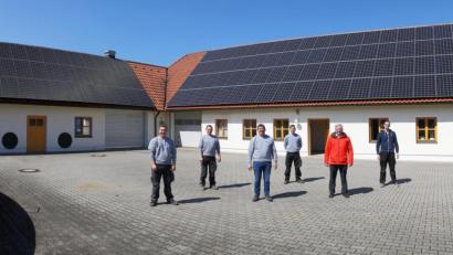 Bild: JOCHEN NEUMANN 
ERBENDORF
Eine hervorragende Arbeit bescheinigte Bürgermeister Johannes Reger (Zweiter von rechts) dem Firmeninhaber Jürgen Stahl (Dritter von links) beim Aufbau der Photovoltaikanlage auf dem Hauptgebäude der Kläranlage. Mit auf dem Bild die Mitarbeiter der Firma Stahl und Klärwärter Maximilian Winkler (rechts).