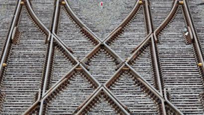 Symbolbild: Jan Woitas/dpa
In Bayreuth ist eine Frau bei einem Zusammenstoß mit einem Zug ums Leben gekommen.