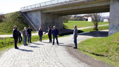Bild: bkr
Nicht zu übersehen sind die Fahrspuren über die Bankette bei der Brückendurchfahrt der Staatsstraße 2177. Bis auf die gegenüberliegende Fahrbahnseite wird das Befestigungsmaterial des Bankettes geworfen.