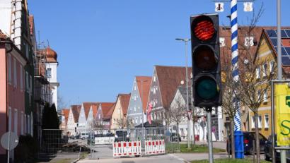 Bild: bö
Die Staatsstraße in Hohenburg ist an der Brandstelle am Marktplatz seit Freitag wieder halbseitig befahrbar. Die Bauhofmitarbeiter haben die Straßensperre rückgebaut und eine Ampel aufgestellt.