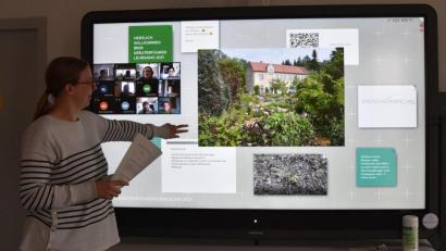 Bild: Umweltstation Waldsassen/exb
Johanna Härtl hieß die künftigen Kräuterführer beim virtuellen Treffen willkommen und versorgte sie mit geballter Information.