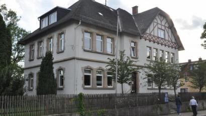 Bild: ak
Der Gemeinderat möchte das altes Schulgebäude in Kirchenlaibach umbauen und sanieren lassen, um Vereinen und Kindergartenkindern eine Unterkunft zu bieten.