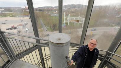 Bild: Wolfgang Steinbacher
Wilhelm Koch und sein Vesunaturm. Vor 25 Jahren hat der Künstler das Bauwerk komplett mit Spenden gebaut und der Stadt Amberg geschenkt. Heute ärgert er sich ein wenig, weil der Turm so heruntergekommen ist.