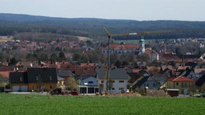 Bild: kgg
Der Blick vom Rand des Kapplwalds oberhalb des Neubaugebiets "Zieglerrang" über Waldsassen. Mittelfristig sollen auf der noch unbebauten Fläche im Vordergrund weitere Baugrundstücke ausgewiesen werden.
