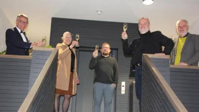 Bild: kro
Mit einem Glas Sekt wurde auf den Erfolg beim Deutschen Städtebaupreis 2020 angestoßen, von links Bürgermeister Franz Stahl, Gisela Fanck-Reiter, Projektleiter Falk Leopold, Peter Brückner und August Trißl.