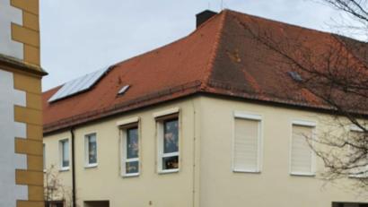 Bild: bey
Vorher und nachher; Der obere Bildteil zeigt den Kindergarten Luhe in seinem jetzigen Aussehen. Der Plan des Architekturbüros Josef Schönberger im unteren Bildteil zeigt den Kindergarten nach dem Um- und Erweiterungsbau.