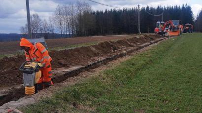 Bild: ld
Im Schneebergweg wird im Zuge der Baumaßnahme am Kreuzweg in Eigenregie das Kabel für zwei Lampen verlegt.