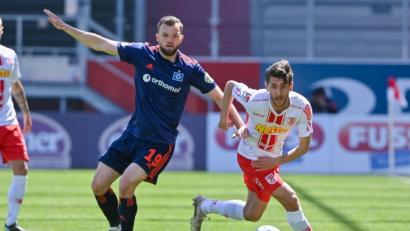 Bild: Armin Weigel/dpa
In dieser Szene entwischt Regensburgs Charalambos Makridis (rechts) seinem Gegenspieler Manuel Wintzheimer vom HSV. Das Nord-Süd-Duell in der 2. Liga endete am Sonntag leistungsgerecht 1:1.