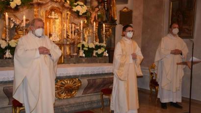Bild: jr
Hauptzelebrant und Prediger Gerhard Pöpperl (rechts), Ortsseelsorger Pater Benedikt Leitmayr (links) und Diakon Bastian Neumann (Mitte) standen beim Resl-Gebetstag am Altar.