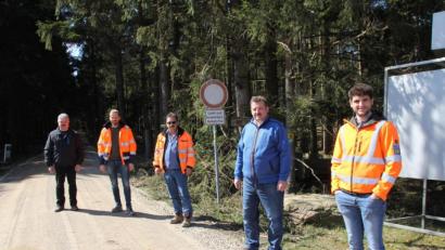 Bild: frd
Offizielle Freigabe der Not-Umgehung durch (von rechts) Armin Ebnet (Stadt Schönsee), Bürgermeister Reinhard Kreuzer, Manfred Dirscherl (Staatliches Bauamt), Matthias Vogl (Firma Seebauer) und Mitinitiator Josef Fleißer.