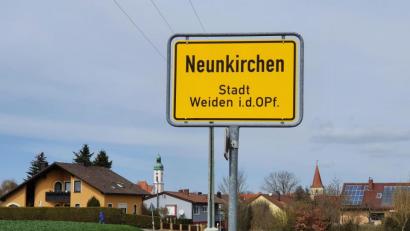 Bild: Josef Wieder
Neunkirchen, Urpfarrei und bis 1971 selbständige Gemeinde, ist älter als die Stadt Weiden selbst. Das Dorf wird durch die Eingemeindung zur Schlafstadt und erlebt einen gewaltigen Bauboom.