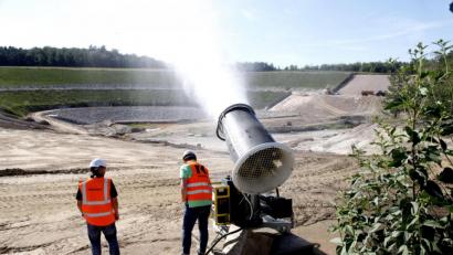 Bild: Hirsch
Die Uniper Kraftwerk GmbH rekultiviert derzeit die Deponie "Westfeld" zwischen Wackersdorf und Steinberg am See und errichtet auf dem 80 Hektar großen Gelände eine passiv-biologische Anlage zur Aufbereitung des Sickerwassers. Mit einer Schneekanone wird Staubentwicklung während der Bauphase vermieden.